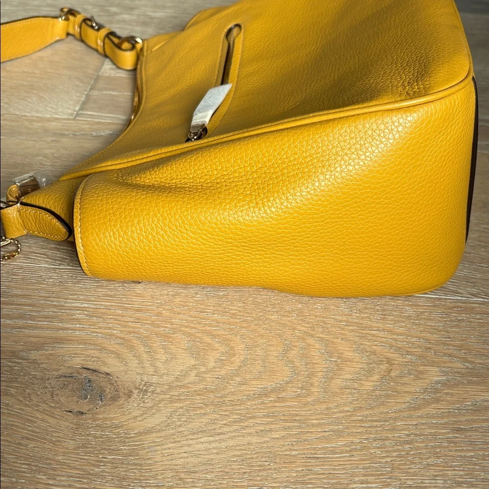 Coach bag NWT in a bright mustard color. Great purse for all seasons - Picture 4 of 9
